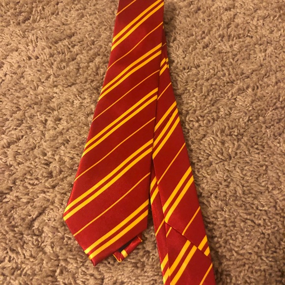 Harry Potter Gryffindor Robe & Tie - Picture 6 of 8